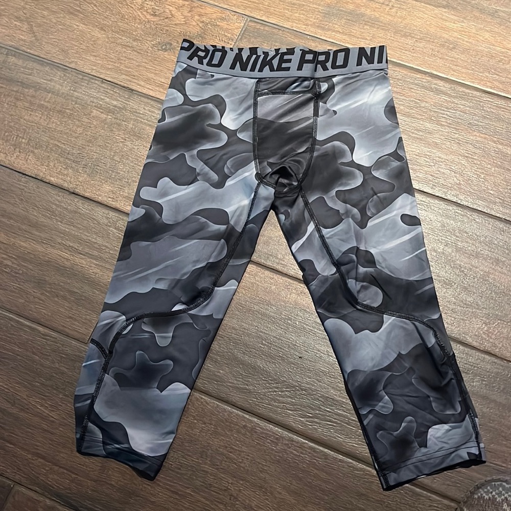 Nike Boys compression shorts. Size L